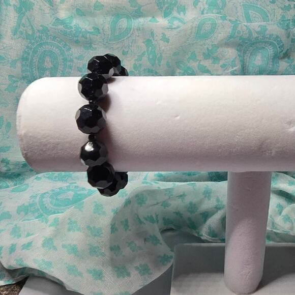 Vintage Black Faceted Bead Stretch Bracelet – Mid-Century - Picture 3 of 3